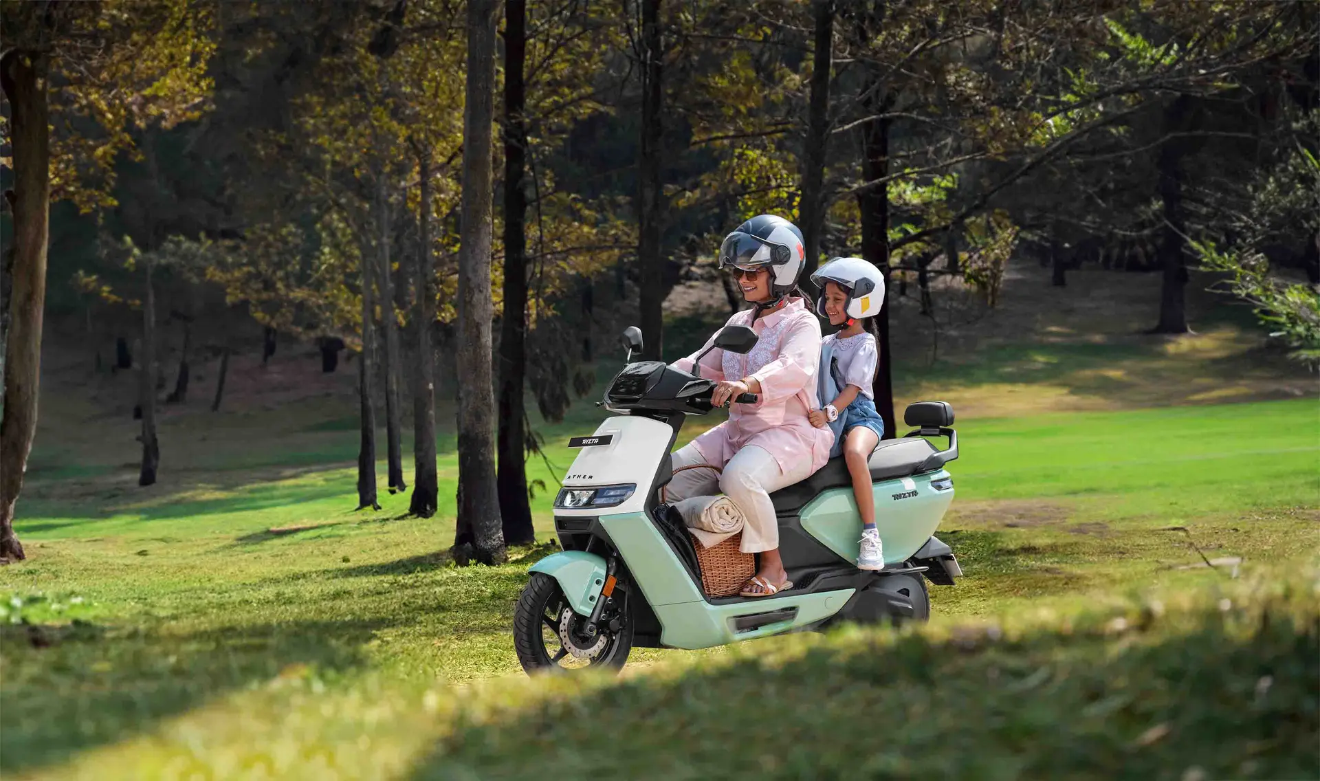 Ather Rizta इलेक्ट्रिक स्कूटर दमदार रेंज और स्मार्ट फीचर्स के साथ
