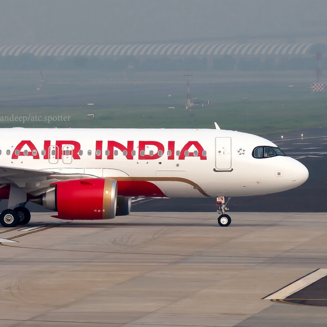 "Air India AI315 फ्लाइट में दिल्ली लैंडिंग के बाद APU में आग, विमान से धुआं उठता दिखा"