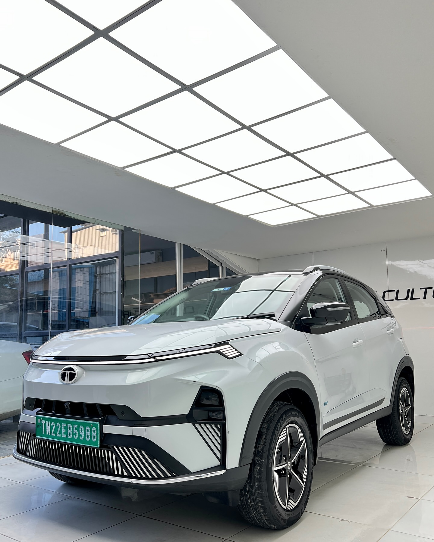 Tata Nexon EV 2025 इलेक्ट्रिक SUV नई डिजाइन और लंबी रेंज के साथ