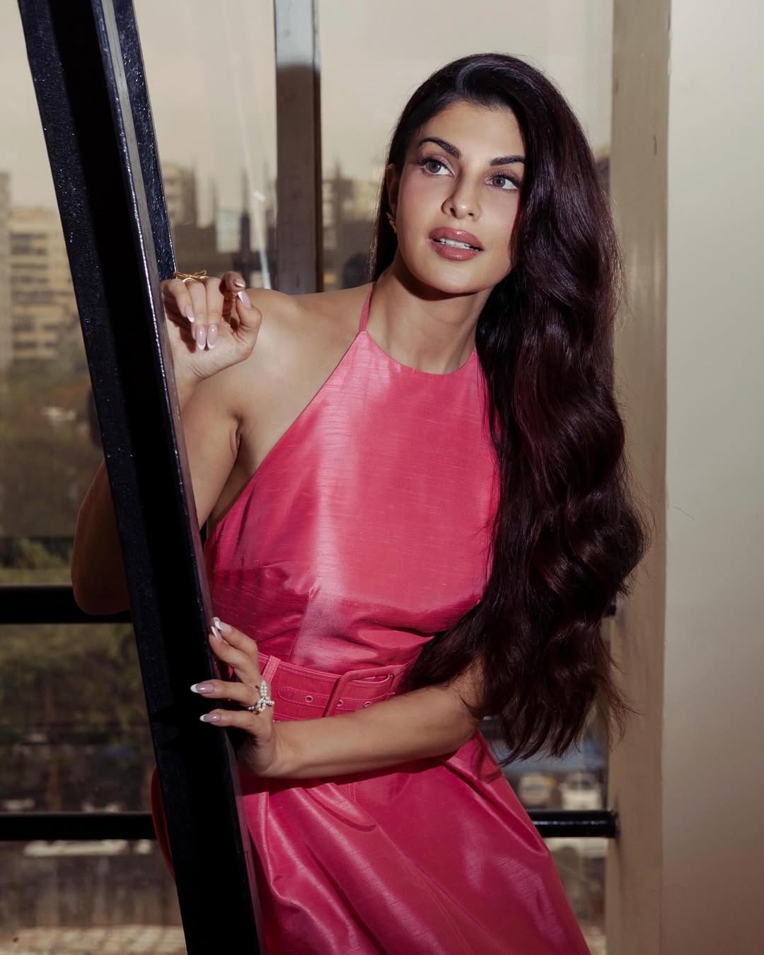 Jacqueline Fernandez 2025 में अपनी लग्ज़री कार के साथ, करोड़ों की संपत्ति की मालकिन