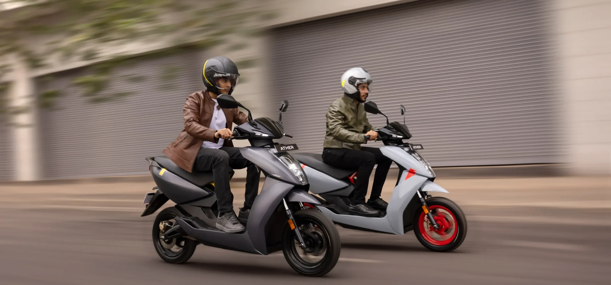 Ather 450 इलेक्ट्रिक स्कूटर का साइड व्यू जिसमें LED हेडलाइट और मॉडर्न डिज़ाइन दिख रहा है