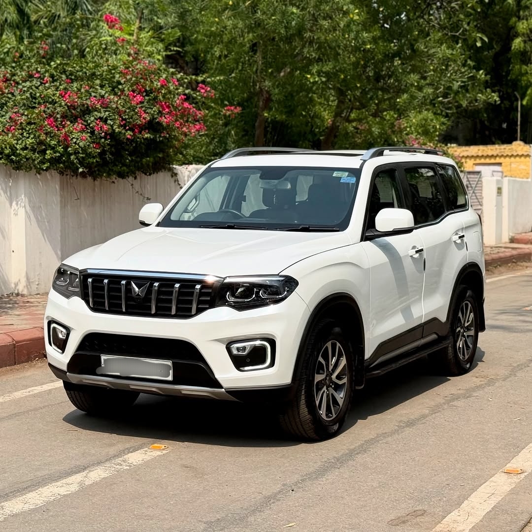 Mahindra Scorpio-N 2025 नई SUV का साइड व्यू, डुअल टोन रंग और LED हेडलाइट्स के साथ