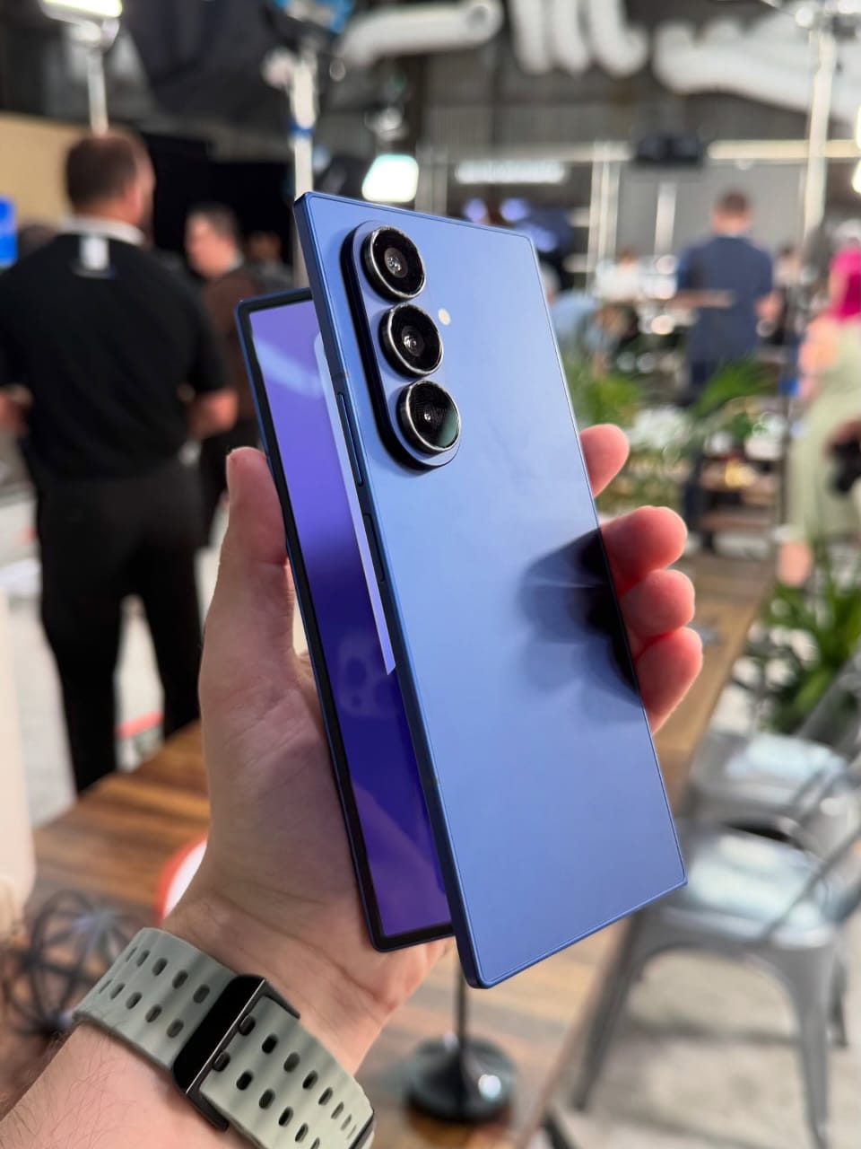 Samsung Galaxy Z Fold 7 का फोल्ड और अनफोल्ड मोड, 200MP कैमरा और AMOLED डिस्प्ले के साथ
