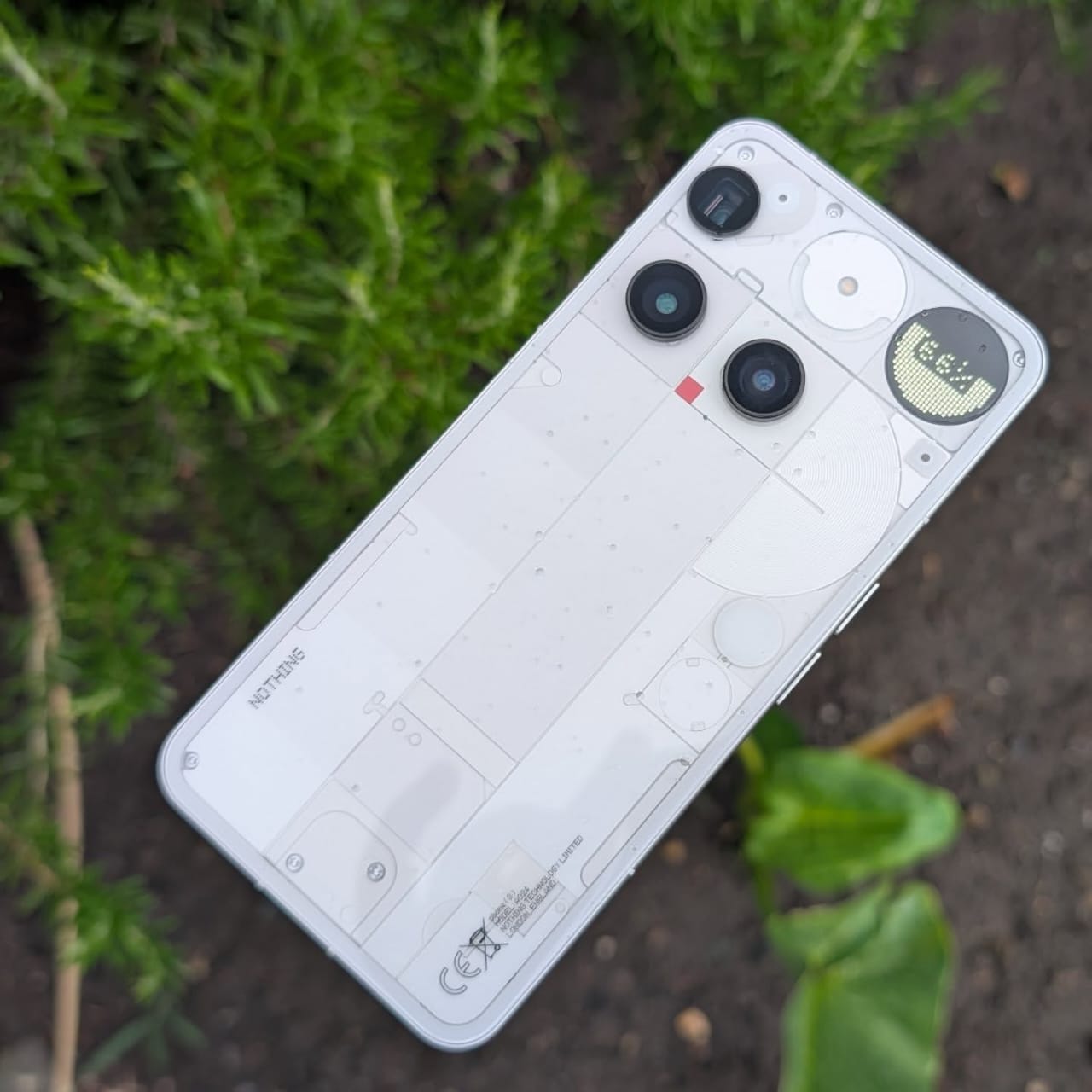 Nothing Phone 3 का ट्रांसपेरेंट बैक पैनल और Glyph LED लाइट्स डिज़ाइन के साथ