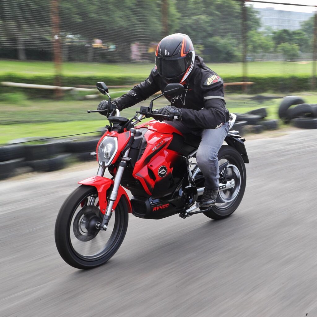 Revolt RV400 स्मार्ट इलेक्ट्रिक बाइक स्टाइलिश लुक में
