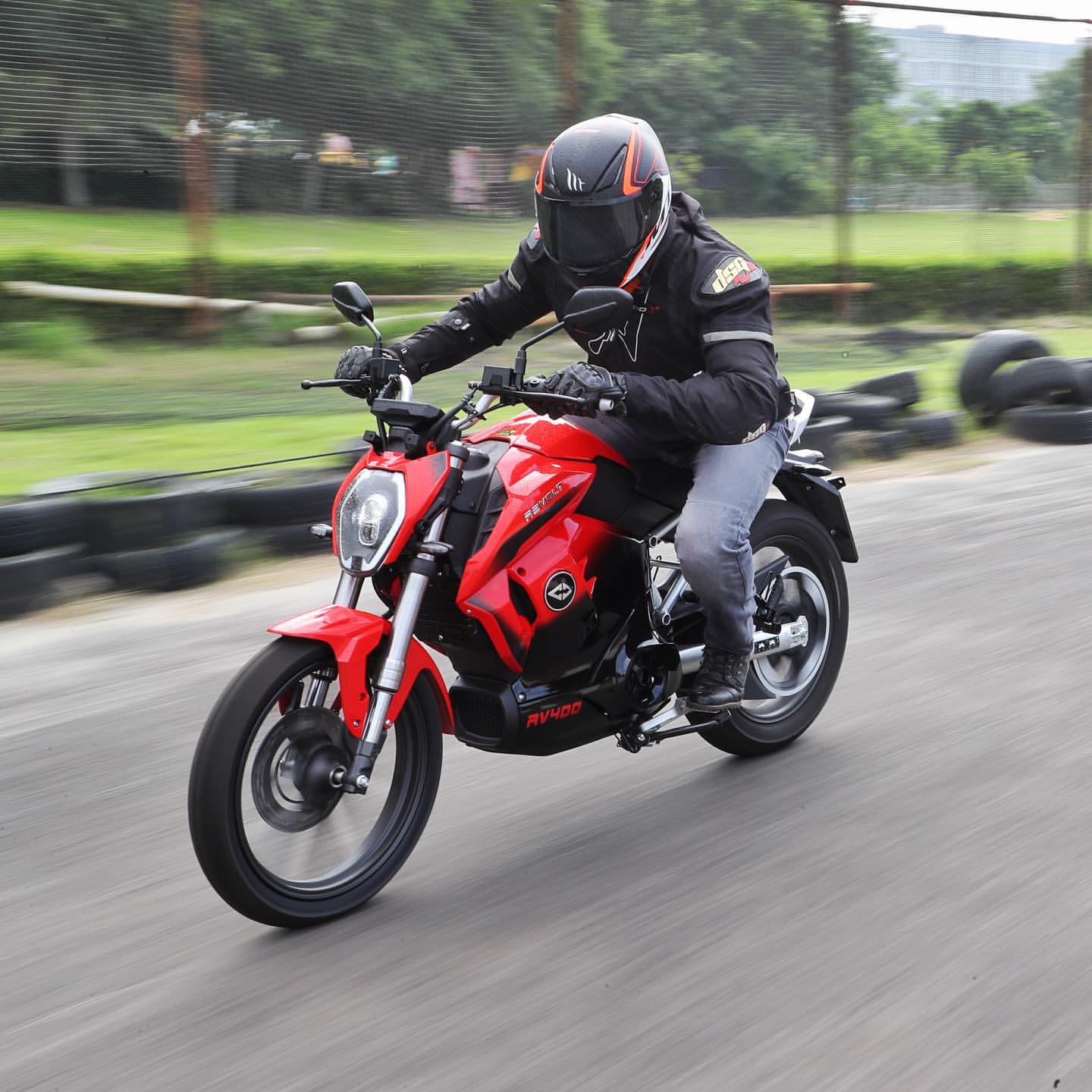 Revolt RV400 स्मार्ट इलेक्ट्रिक बाइक स्टाइलिश लुक में