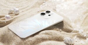 Oppo Reno 14 Pro स्मार्टफोन का फ्रंट और बैक व्यू, AMOLED डिस्प्ले और ट्रिपल कैमरा सेटअप के साथ